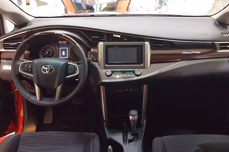 Ở bên trong nội thất, Innova Venturer 2017 được bọc da. Chiếc xe có 7 chỗ ngồi với hàng giữa là 2 ghế thương gia tách riêng biệt, thêm đèn viền nội thất màu xanh dương sang trọng. Xe cũng được hãng xe ôtô Toyota trang bị thêm vô-lăng bọc da, kính điện 1 chạm cho tất cả các cửa và thêm 2 túi khí ở bên hông phía trước và đầu gối người lái.