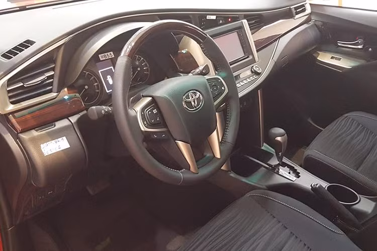 Những tính năng của xe như màn hình thông tin giải trí 8-inch trên bảng táp-lô, điều hòa tự động, đèn cảm biến, cửa kính tự động và 7 túi khí... cũng giống như các phiên bản Innova cao cấp khác hiện nay. Xe cũng được trang bị thêm nhiều tính năng an toàn nổi bật như Hệ thống cân bằng điện tử (VSC), Hỗ trợ khởi hành ngang dốc (HAC) và 7 túi khí.
