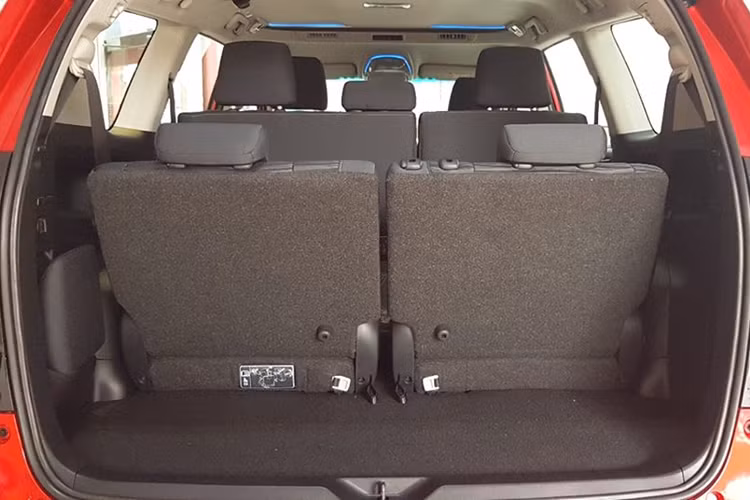 Trong bảng giá mới nhất Toyota tại Việt Nam vừa cập nhật, giá bán tất cả các mẫu xe MPV 7 chỗ Innova đều đã được giảm từ 42 - 50 triệu đồng kể từ tháng 11/2017. Bên cạnh đó, bằng việc cập nhật giá bán mới, Toyota cũng đã ra mắt Innova Venturer tại Việt Nam với giá bán 855 triệu đồng.