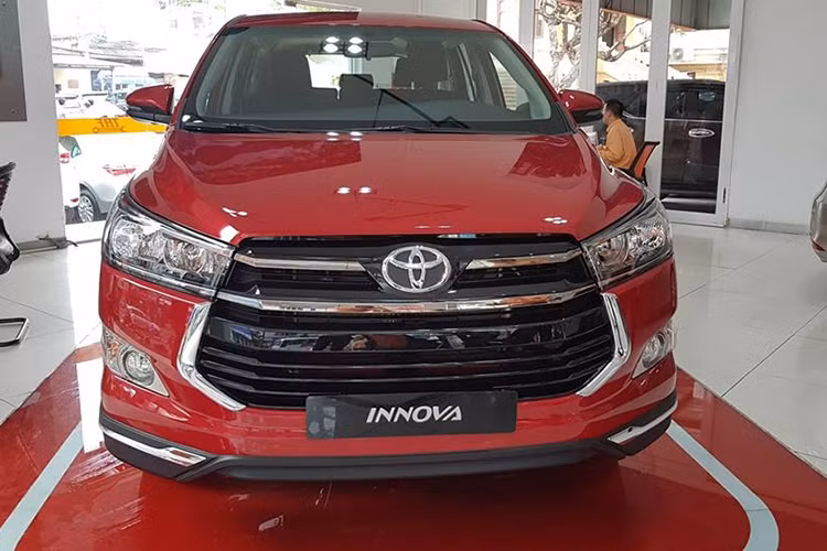 Nếu như phiên bản Innova 2.0J giá 712 triệu đồng với những trang bị cơ bản hướng đến các khách hàng doanh nghiệp vận tải, taxi thì Innova 2.0 Venturer giá 855 triệu đồng lại hướng tới các khách hàng cá nhân, những gia đình trẻ thích một chiếc xe đa dụng năng động và khác biệt.