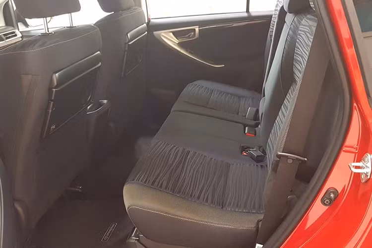 Xe được trang bị 7 chỗ ngồi thoải mái hơn so với bản cũ trước đây. Động cơ trang bị trên tất cả các phiên bản Toyota Innova 2017 không có sự khác biệt, vẫn là động cơ xăng, VVT-i kép, 4 xy lanh thẳng hàng, 16 van DOHC mạnh 137 mã lực tại 5.600 vòng/phút, mô-men xoắn cực đại 183 Nm tại 4.000 vòng/phút, hộp số tự động 6 cấp.