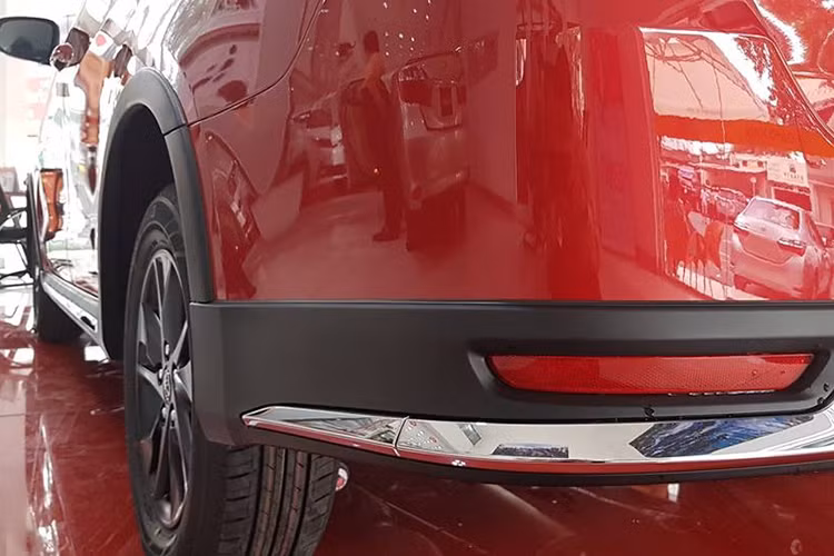 So với bản thường, Innova Venturer sở hữu một số điểm khác biệt ở ngoại thất. Trong đó, cản trước của xe có lưới tản nhiệt được sơn màu đen bóng với các dải chrome trang trí, trong khi nằm bên dưới cản trước cũng là những tấm nẹp ốp với viền mạ chrome. Hai bên thân xe, bộ mâm 5 cánh kép kích thước 17-inch cđược sơn màu xám chì bóng thay vì màu bạc.