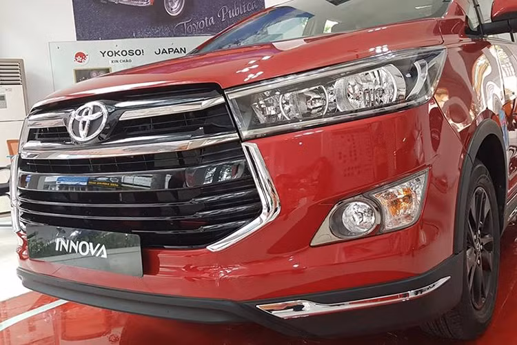 Trên phiên bản mới vừa được Toyota Việt Nam giới thiệu, Innova Venturer 2017 nổi bật với ngoại thất màu đỏ tươi khá bắt mắt, đi kèm là những đường viền màu đen tương phản trên vòm bánh xe, bậc thềm lên xuống. nằm giữa hai phiên bản V và G nên trang bị ngoại thất của xe tương đồng với bản G,E khi không sở hữu đèn LED pha hay định vị như bản V.