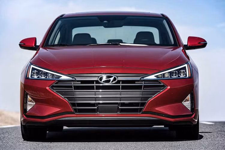 Cụ thể, cụm đèn pha LED sắc sảo hơn với tạo hình tam giác đi kèm dải đèn LED định vị ban ngày bao quanh. Bên cạnh đó, chi tiết lưới tản nhiệt cũng được làm lại theo phong cách Cascading Grille mới nhất của hãng xe Hàn. Phía bên dưới cụm đèn sương mù cũng được đổi mới với tạo hình tam giác tương tự như cụm đèn chính. Ngoài ra, cản trước cũng được đắp nặn sắc nét tạo cảm giác thể thao hơn.