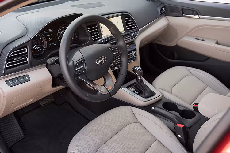 Bên trong Hyundai Elantra 2019, người lái được chào đón bằng không gian nội thất giữ thiết kế tổng thể như cũ, chỉ thay đổi ở một vài chi tiết như cửa gió điều hòa, mặt táp-lô, nút trên cụm điều khiển trung tâm. Có vẻ như xe ở thị trường Singapore sẽ không có màn hình kỹ thuật số chỉnh điều hòa mà chỉ dùng núm xoay chỉnh tay truyền thống. Thêm vào đó là ghế bọc da như trước.