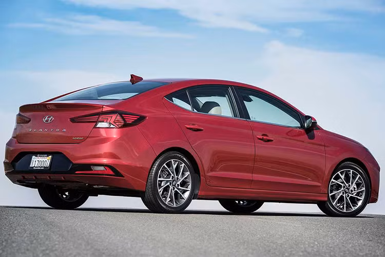Bản cao cấp nhất có cảm biến mưa, thay đổi nhiệt độ hàng ghế trước và ghế lái nhớ vị trí. Dù ở bản trang bị nào, Hyundai Elantra 2019 cũng dùng động cơ xăng Dual CVVT 4 xi-lanh, hút khí tự nhiên, dung tích 1,6 lít, sản sinh công suất tối đa 128 mã lực và mô-men xoắn cực đại 155 Nm. Sức mạnh được truyền tới bánh thông qua hộp số 6 cấp. Động cơ này tiêu thụ lượng xăng trung bình 6,7 lít/100 km trên đường hỗn hợp.