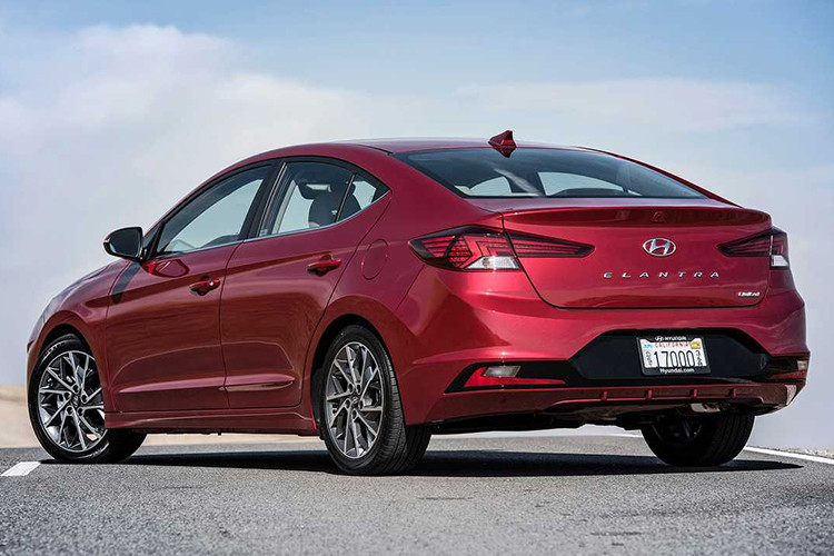 Bên sườn Hyundai Elantra 2019 là 3 loại vành la-zăng hợp kim, thiết kế dạng đa chấu với đường kính 16 và 17 inch mới tùy theo từng phiên bản.