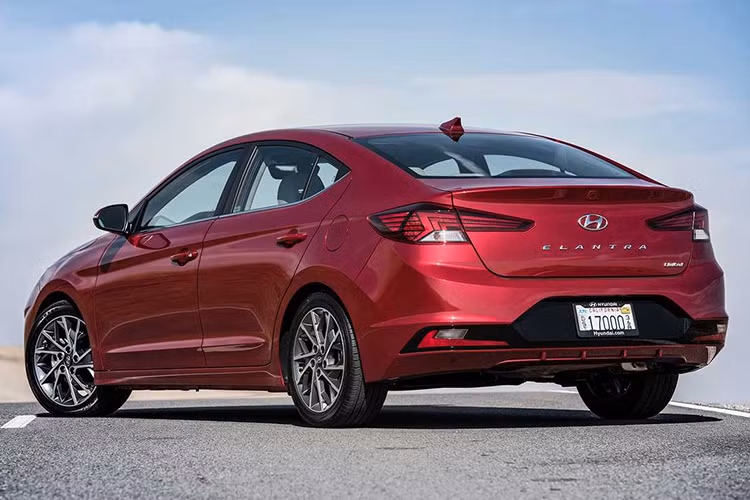 Bên sườn Hyundai Elantra 2019 là 3 loại vành la-zăng hợp kim, thiết kế dạng đa chấu với đường kính 16 và 17 inch mới tùy theo từng phiên bản.