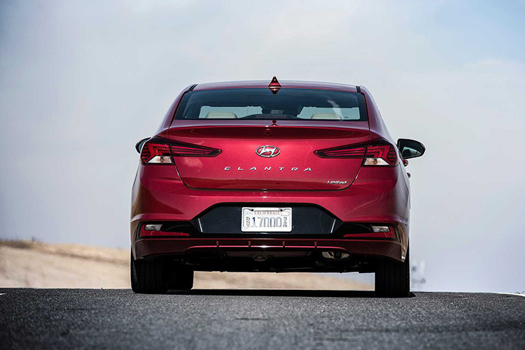 Ở khu vực đuôi sau, cụm đèn hậu được thiết kế lại thanh mảnh hơn đem lại cảm giác sắc sảo giống phần đầu xe trong khi nắp cốp vuốt lên như cánh gió. Đuôi xe còn có nắp cốp sau sắc sảo hơn và dòng chữ "Elantra" kéo giãn bên dưới logo hãng Hyundai.