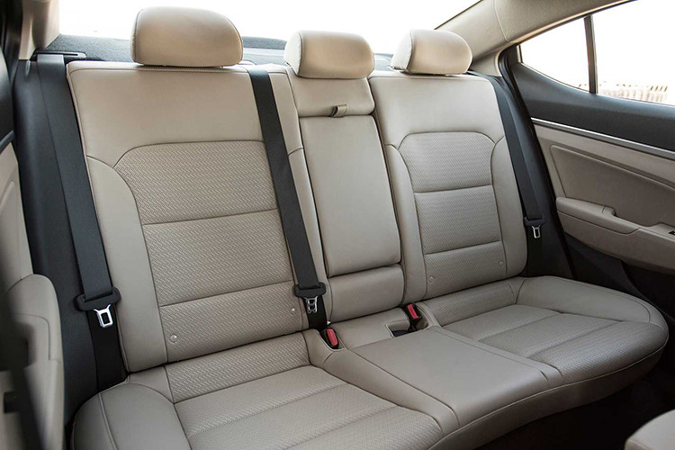 Hiện vẫn chưa rõ thông số kỹ thuật chi tiết cũng như số phiên bản mà Hyundai Elantra 2019 lắp ráp tại Việt Nam sẽ đưa ra thị trường. Trong khi đó, ở Singapore, mẫu sedan hạng C này có 3 phiên bản gồm tiêu chuẩn, S và Elite. Trong đó, bản tiêu chuẩn được trang bị vành 15 inch, màn hình thông tin giải trí cảm ứng, tương thích Apple CarPlay/Android Auto, cửa gió điều hòa hàng ghế sau và ghế sau gập.