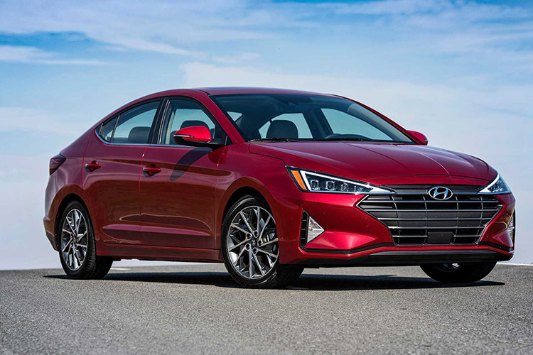 Tại thị trường Singapore, giá xe Hyundai Elantra 2019 từ 74.999 SGD (tương đương 1,29 tỷ đồng) cho bản tiêu chuẩn, 79.999 SGD (khoảng 1,37 tỷ đồng) cho bản S và 86.999 SGD (tương đương 1,49 tỷ đồng) cho bản Elite. Mức giá Elantra 2019 tại Việt Nam vẫn là một ẩn số, nhưng là xe lắp ráp CKD nên rất có thể nó sẽ rẻ hơn tại Singapore.