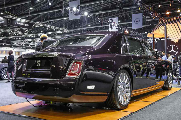 Đằng sau mẫu xe siêu sang này xuất hiện phần đuôi vuốt xuống, gợi liên tưởng đến những chiếc Rolls-Royce cũ ra đời trong thập niên '50 - '60 của thế kỷ trước. Đồng thời, thiết kế đuôi xe này cũng nhấn mạnh thêm kích thước đồ sộ của siêu xe sang Rolls-Royce Phantom 2018.