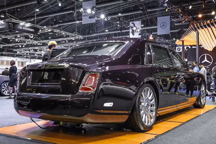 Đằng sau mẫu xe siêu sang này xuất hiện phần đuôi vuốt xuống, gợi liên tưởng đến những chiếc Rolls-Royce cũ ra đời trong thập niên '50 - '60 của thế kỷ trước. Đồng thời, thiết kế đuôi xe này cũng nhấn mạnh thêm kích thước đồ sộ của siêu xe sang Rolls-Royce Phantom 2018.