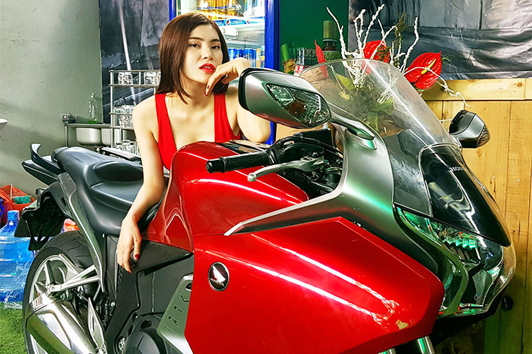 Đáng chú ý là mẫu xe môtô Honda VFR 1200F 2010 thuộc dạng "hàng hiếm" tại Việt Nam. Dòng sport touring VFR 1200F của Honda thuộc hế hệ thứ 7, nằm trong series VF và VFR của Honda. Theo đó, Honda VFR 1200F 2010 từng ra mắt lần đầu tiên tại triển lãm Tokyo 2009.