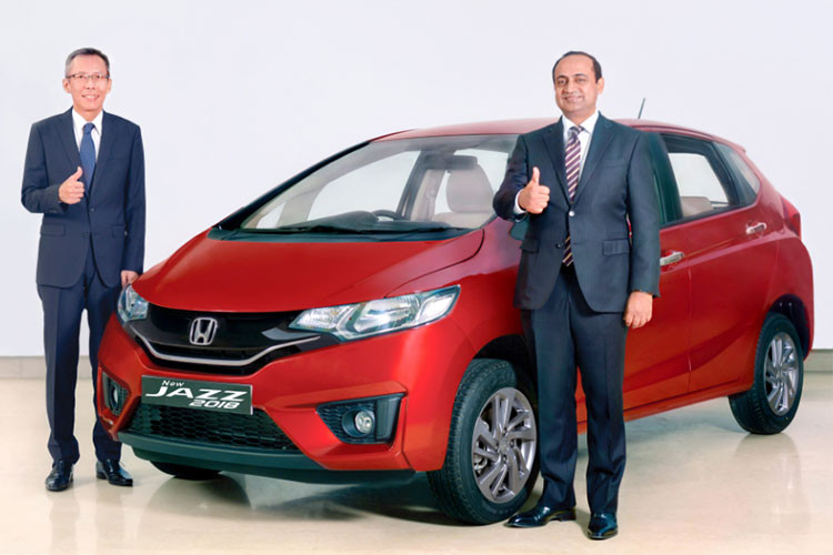 Ở phiên bản nâng cấp dành cho thị trường Ấn Độ, mẫu xe Honda Jazz 2018 vẫn duy trì ngôn ngữ thiết kế của thế hệ thứ ba. Chỉ có một vài tinh chỉnh nhỏ như cụm đèn hậu được kéo dài lên cả cửa thứ năm ở phía sau, trang bị tay nắm cửa mạ chrome và bổ sung hai màu ngoại thất mới (Đỏ Radiant và Bạc ánh kim).