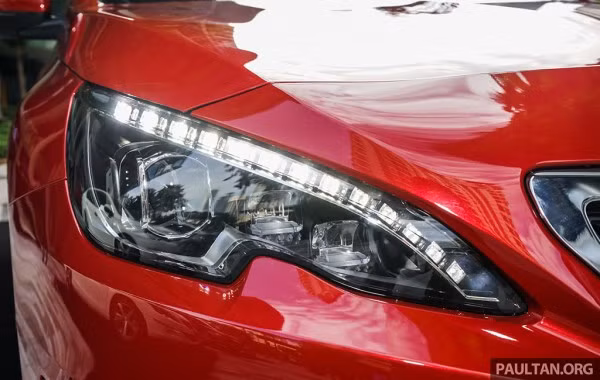 Diện mạo Peugeot 408 thế hệ mới này được thừa hưởng ngôn ngữ thiết kế giống như "người anh em" 508 hiện đang có mặt tại thị trường Việt, với cụm lưới tản nhiệt có viền chrome lớn sang trọng, cùng với đó là hệ thống đèn chiếu sáng LED hiện đại.