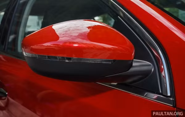 Ngoại thất của xe khá bắt mắt khi được thiết kế thân xe mang tính khí động học cao, phần cửa kính với đường viền mạ crom, gương chiếu hậu tích hợp đèn báo rẽ dạng led...