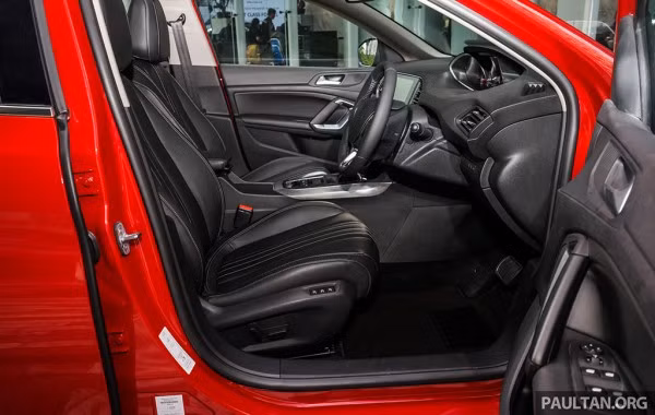 Sự khác biệt lớn nhất của Peugeot 408 mới tại Malaysia so với phiên bản Trung Quốc xuất hiện ở bên trong cabin. Cụ thể, Peugeot 408 Malaysia sử dụng ngôn ngữ thiết kế buồng lái i-cockpit cùng màn hình điều khiển trung tâm 9,7 inch.