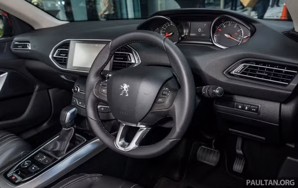 Hệ thống hỗ trợ an toàn trên Peugeot 408 cũng được hãng xe Pháp đặc biệt chú ý với 6 túi khí, chống bó cứng phanh ABS, hệ thống phân bổ lực điện tử, hệ thống cảnh báo điểm mù…