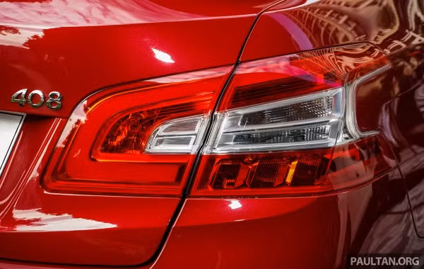 Ở phía đuôi xe, phiên bản 408 tại thị trường Malaysia cũng có được phong cách thiết kế tối giản đặc trưng của Peugeot, nhưng lại nó lại thiếu đi cặp đèn LED ‘hổ vồ’ như những anh em khác.