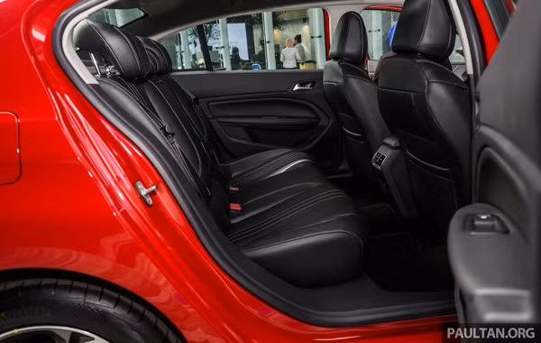 Đây vẫn chưa phải là ngôn ngữ i-cockpit mới nhất của Peugeot. Hệ thống công nghệ trên xe còn bao gồm có âm thanh 6 loa, khởi động điện tử không chìa, đèn tự động, điều hòa tự động 2 vùng, cửa gió sau và hệ thống hỗ trợ đỗ xe thông minh.