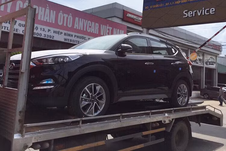 Dưới nắp ca-pô, Hyunda Tucson 2017 được phân phối về Việt Nam sẽ vẫn được trang bị động cơ xăng Nu 2.0L, công suất 155 mã lực tại 6.200 vòng/phút, mô-men xoắn 192 Nm tại 4.000 vòng/phút, đi kèm hộp số tự động 6 cấp. Xe có 5 lựa chọn màu sắc: Đen, Trắng, Đỏ, Bạc và Vàng cát.