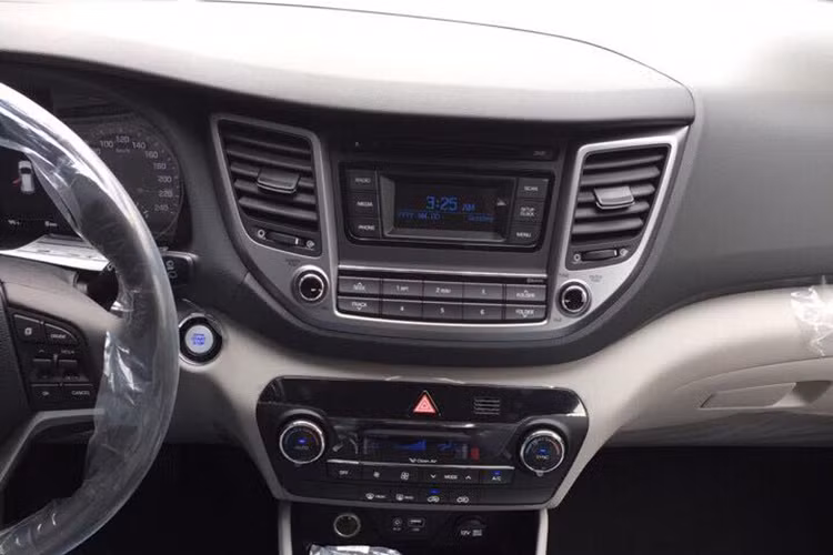 Ngoài ra, phiên bản đặc biệt còn được trang bị các tiện nghi cao cấp: điều khiển hành trình Cruise Control, chìa khóa thông minh cùng nút nhấn khởi động Start/Stop Engine, gương điện chống chói ECM cùng camera lùi tích hợp trên gương RCD, phanh tay điện tử, điều khiển đèn tự động, cốp điện thông minh, cửa sổ trời toàn cảnh Panorama, 3 chế độ vận hành Normal – Sport – Eco.