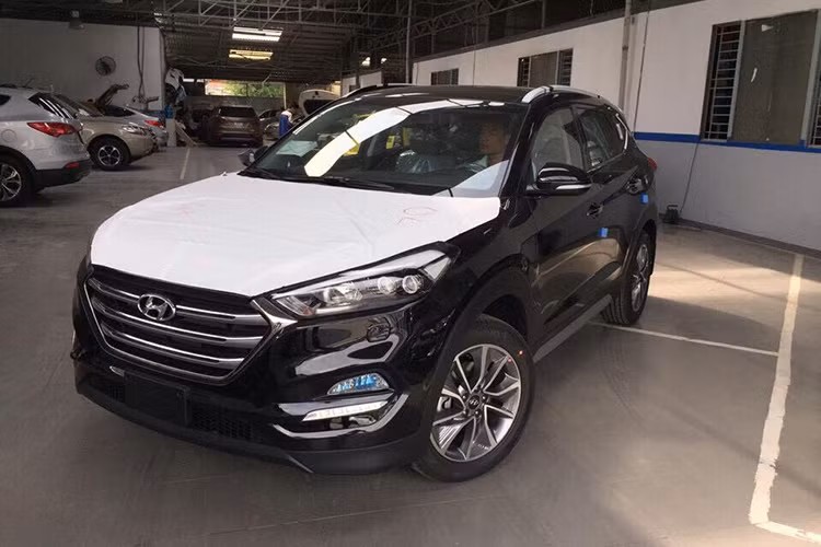 Từng được giới thiệu chính thức tại thị trường Mỹ vào tháng 8/2016, mẫu xe Hyundai Tucson 2017 mới hoàn toàn không có bất kỳ thay đổi nào về thiết kế so với "người tiền nhiệm" hiện đang được bày bán tại Việt Nam. Mới đây, Hyundai Thành Công vừa cho nhập về lô hàng đầu tiên của Tucson 2017 và những hình ảnh của xe đã xuất hiện trên mạng xã hội.