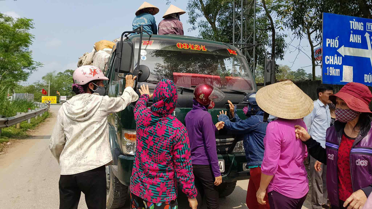 Dân bức xúc chặn xe tải vào bãi đổ rác