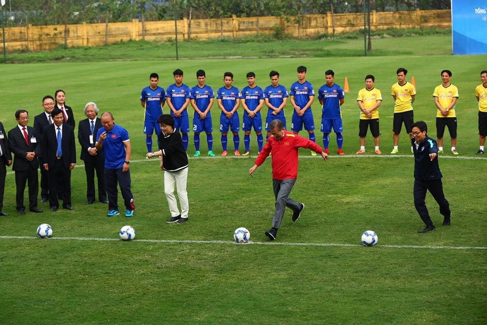 Hai liên đoàn cũng sẽ tăng cường trao đổi và chia sẻ kinh nghiệm quản lý và điều hành các giải bóng đá chuyên nghiệp.