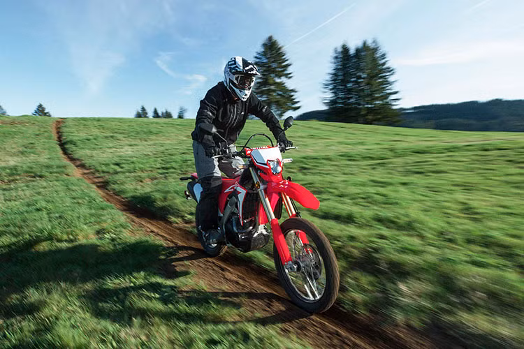 Honda CRF450L mới được trang bị động cơ xylanh đơn, 4 kỳ, dung tích 449cc, đi kèm với hộp số 6 cấp. thông số sức mạnh hiện vẫn chưa được hãng xe Nhật Bản công bố. Chỉ biết ECU của xe đã được hiệu chỉnh để giúp xe có thể vận hành như một chiếc Enduro thực thụ.