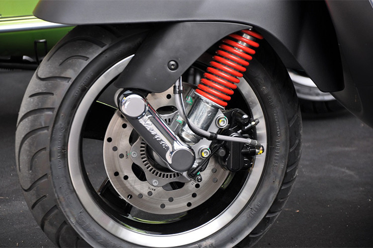 Tất cả các phiên bản của Vespa 300 GTS mới đều có cốp xe rộng để vừa mũ bảo hiểm cùng nhiều vật dụng cá nhân khác. GTS 300 ABS được trang bị bộ mâm 12 inch 5 chấu sơn đen đi kèm lốp 120/70 phía trước, hệ thống phanh đĩa đơn đường kính 220 mm tích hợp hệ thống ABS. Giảm xóc trước loại giảm chấn đơn kết hợp với lò xo dạng ống lồng.