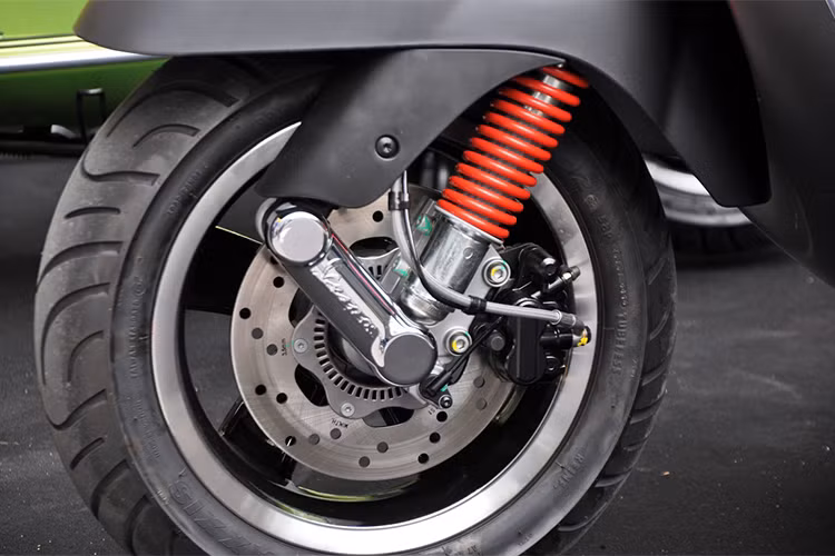 Tất cả các phiên bản của Vespa 300 GTS mới đều có cốp xe rộng để vừa mũ bảo hiểm cùng nhiều vật dụng cá nhân khác. GTS 300 ABS được trang bị bộ mâm 12 inch 5 chấu sơn đen đi kèm lốp 120/70 phía trước, hệ thống phanh đĩa đơn đường kính 220 mm tích hợp hệ thống ABS. Giảm xóc trước loại giảm chấn đơn kết hợp với lò xo dạng ống lồng.