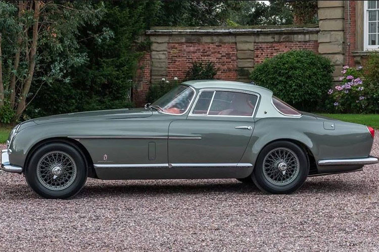 Năm 1954, ông Max Hoffman – một nhà nhập khẩu xe hơi châu Âu sang trọng trong thập kỷ 50 đã mua chiếc xe Jaguar XK120 và chuyển nó về trụ sở của mình tại New York. Ông cũng được cho là người đã truyền cảm hứng cho Pininfarina để tạo ra hình dáng tuyệt đẹp cho chiếc XK.