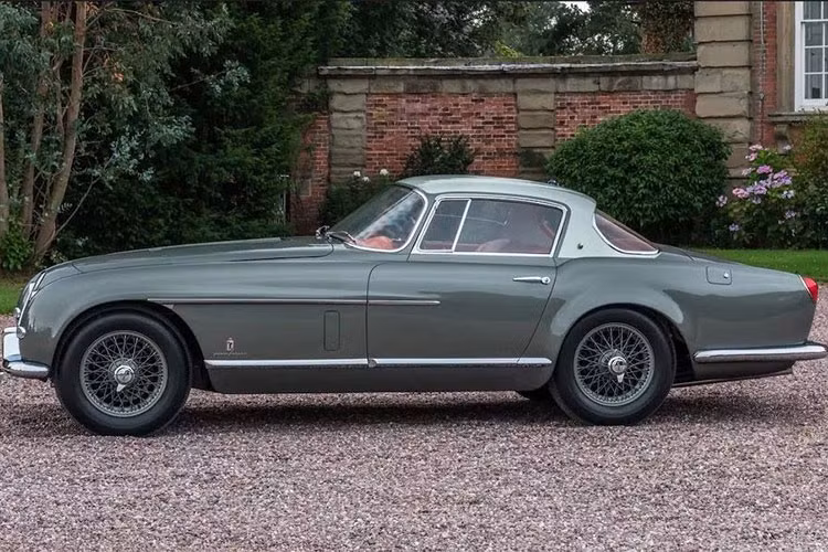 Năm 1954, ông Max Hoffman – một nhà nhập khẩu xe hơi châu Âu sang trọng trong thập kỷ 50 đã mua chiếc xe Jaguar XK120 và chuyển nó về trụ sở của mình tại New York. Ông cũng được cho là người đã truyền cảm hứng cho Pininfarina để tạo ra hình dáng tuyệt đẹp cho chiếc XK.