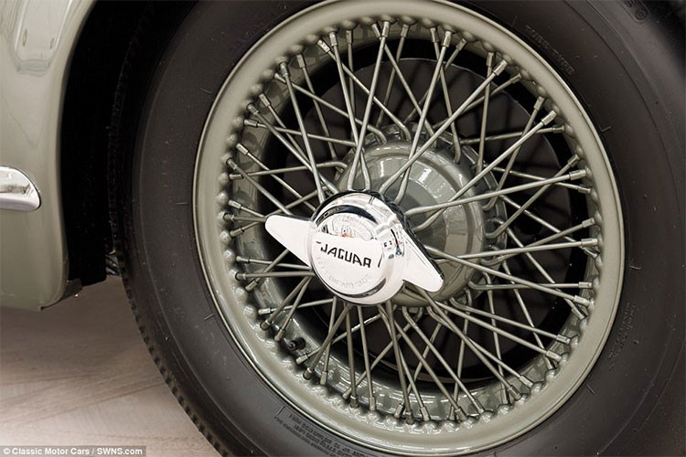 “Một số bộ phận không còn tồn tại trên thị trường và chúng tôi phải làm lại các cản va cùng nhiều chi tiết crom dựa vào các tấm ảnh chụp. Chúng tôi dùng công nghệ quét và in 3D cả trong và ngoài chiếc xe. Một số chi tiết bị mất như cửa sổ sau cũng được tái tạo lại theo cách này”, ông David Barzilay, Chủ tịch CMC cho biết.