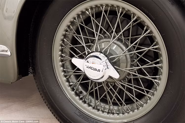 “Một số bộ phận không còn tồn tại trên thị trường và chúng tôi phải làm lại các cản va cùng nhiều chi tiết crom dựa vào các tấm ảnh chụp. Chúng tôi dùng công nghệ quét và in 3D cả trong và ngoài chiếc xe. Một số chi tiết bị mất như cửa sổ sau cũng được tái tạo lại theo cách này”, ông David Barzilay, Chủ tịch CMC cho biết.