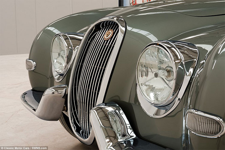 Được giới thiệu lần đầu tiên tại Geneva Motor Show 1955, chiếc xe thể thao Jaguar XK120 cũng đồng thời xuất hiện tại Triển lãm Autocar vào cuối năm đó. Đáng lẽ nó còn được giới thiệu tại Triển lãm Turin (Italia) nếu như Hoffman không quá sốt ruột muốn nhận chiếc xe.