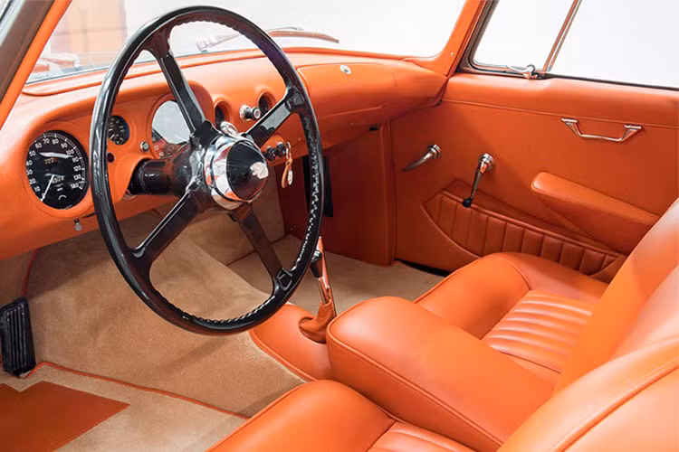 Việc phục hồi đã làm mới hoàn toàn nhiều bộ phận, chẳng hạn các panel phía sau, sàn xe, bọc lại nội thất da cho xe. Phần khung gầm được sửa chữa và sơn lại hoàn toàn, các cản trước, sau cũng được làm lại.