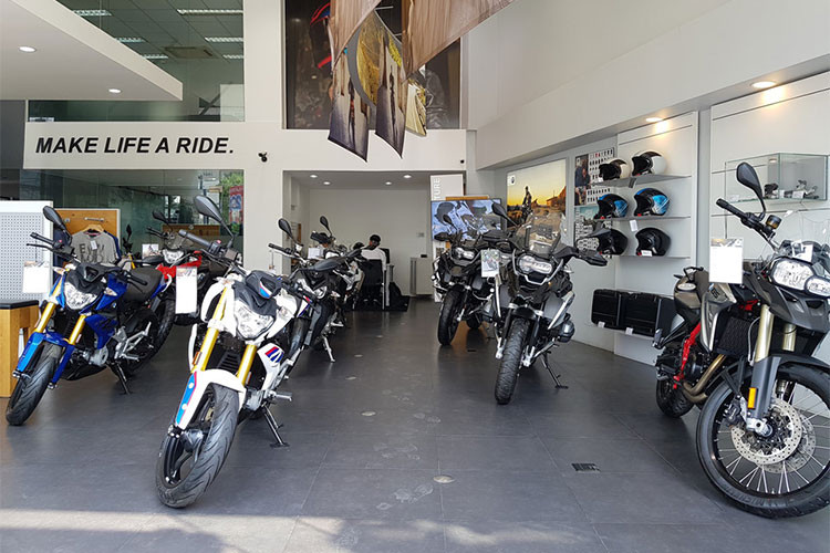 Ngay sau khi Honda Việt Nam ra mắt loạt xe môtô phân khối lớn chính hãng với mức giá "mềm". Ngay lập tức BMW Motorrad Việt Nam bất ngờ "đáp trả" bằng mức giảm hàng loạt các mẫu xe môtô hiện có của mình từ 8 đến đến 25 triệu đồng. So với mức giá thông thường, các dòng xe môtô BMW giảm giá khá mạnh trong đợt khuyến mãi cuối tháng 5/2018.