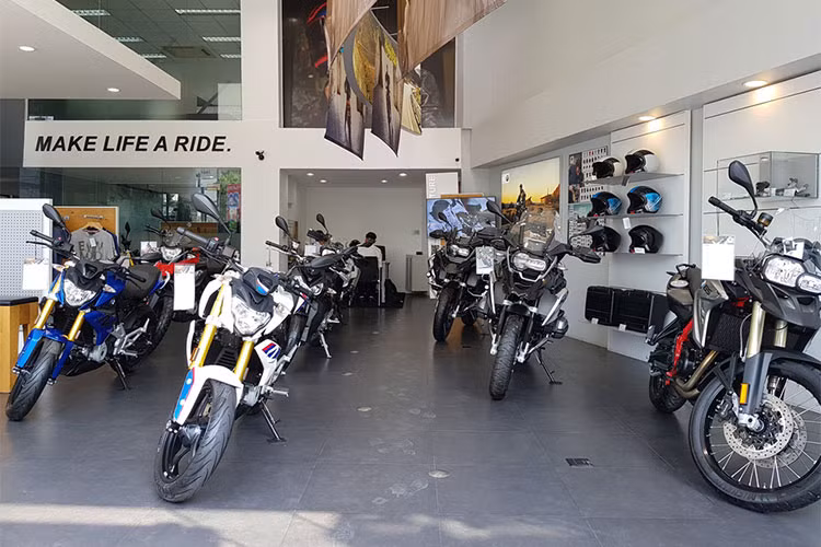 Ngay sau khi Honda Việt Nam ra mắt loạt xe môtô phân khối lớn chính hãng với mức giá "mềm". Ngay lập tức BMW Motorrad Việt Nam bất ngờ "đáp trả" bằng mức giảm hàng loạt các mẫu xe môtô hiện có của mình từ 8 đến đến 25 triệu đồng. So với mức giá thông thường, các dòng xe môtô BMW giảm giá khá mạnh trong đợt khuyến mãi cuối tháng 5/2018.