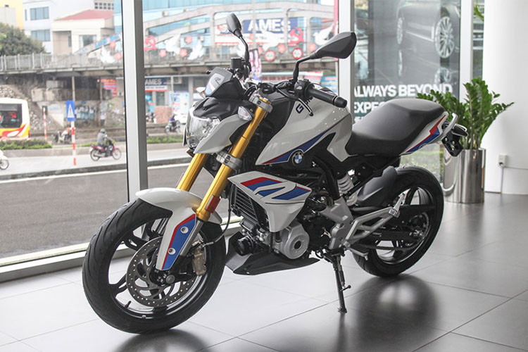 BMW G310R sở hữu trọng lượng chỉ 158kg kết hợp chiều cao yên xe thấp, mang lại tư thế ngồi thoải mái cho người sử dụng. Ngoài ra, xe còn được trang bị công nghệ ABS (Chống bó cứng phanh) như 1 tiêu chuẩn an toàn mặc định. Với mức giá niêm yết chính hãng chỉ 181 triệu (giảm 8 triệu đồng), đây được xem là mẫu xe môtô BMW rẻ nhất hiện nay.