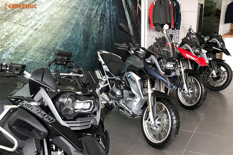 BMW R1200GSA sử dụng động cơ Boxer, dung tích xi-lanh 1170 cc,làm mát bằng dung dịch (phiên bản trước làm mát bằng dầu) , sản sinh công suất cực đại là 125 mã lực tại vòng tua máy 7700 vòng/phút. Hộp số 6 cấp độ. Xe đã được cải tiến hệ thống giảm rung giật từ động cơ, hành trình giảm xóc trước và sau dài hơn 20 mm so với bản tiêu chuẩn...