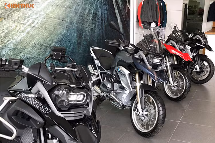 BMW R1200GSA sử dụng động cơ Boxer, dung tích xi-lanh 1170 cc,làm mát bằng dung dịch (phiên bản trước làm mát bằng dầu) , sản sinh công suất cực đại là 125 mã lực tại vòng tua máy 7700 vòng/phút. Hộp số 6 cấp độ. Xe đã được cải tiến hệ thống giảm rung giật từ động cơ, hành trình giảm xóc trước và sau dài hơn 20 mm so với bản tiêu chuẩn...