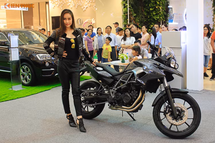 Với đặc điểm yên thấp tăng khả năng cơ động và sử dụng hàng ngày. F700 GS được trang bị động cơ 02 xy-lanh dung tích 800cc làm mát bằng dung dịch, đi kèm với hộp số 6 cấp, áp dụng tiêu chuẩn trang bị ABS và những chọn lựa thêm như ổn định thân xe ASC, giảm xóc điện tử ESA...