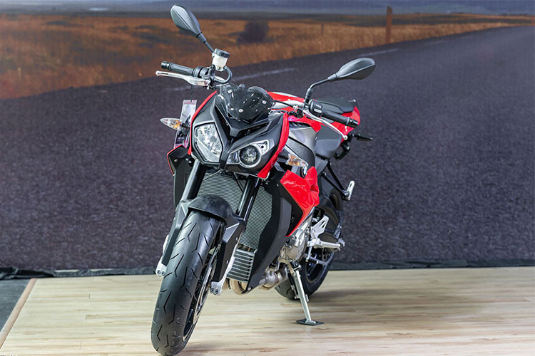 Nhờ thuế nhập khẩu 0% nên các mẫu xe của BMW Motorrad có giá bán rẻ hơn, hứa hẹn sẽ tạo ra sự cạnh trạnh quyết liệt trên thị trường môtô phân khối lớn tại Việt Nam. Đáng chú ý trong loạt xe này có thể kể đến siêu naked-bike BMW S1000R là mẫu xe sử dụng chung động cơ với "người anh em" S1000RR trước đây từng có giá 588 triệu đồng.