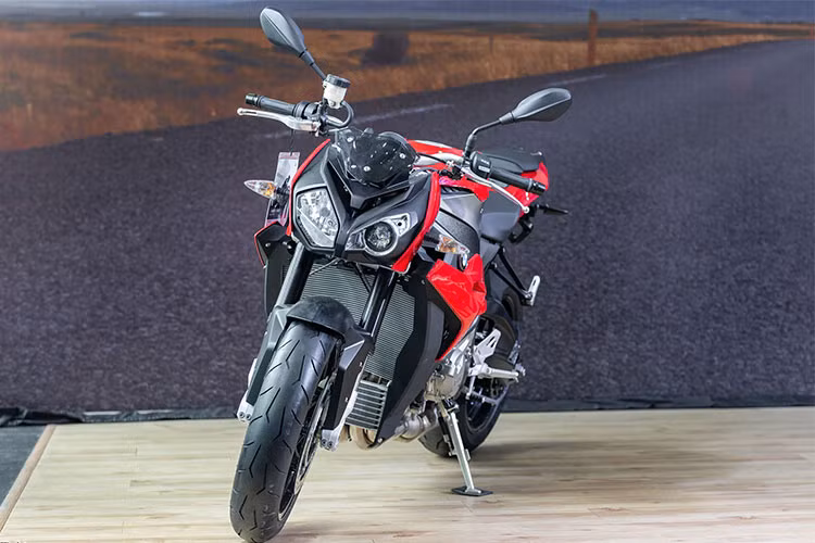 Nhờ thuế nhập khẩu 0% nên các mẫu xe của BMW Motorrad có giá bán rẻ hơn, hứa hẹn sẽ tạo ra sự cạnh trạnh quyết liệt trên thị trường môtô phân khối lớn tại Việt Nam. Đáng chú ý trong loạt xe này có thể kể đến siêu naked-bike BMW S1000R là mẫu xe sử dụng chung động cơ với "người anh em" S1000RR trước đây từng có giá 588 triệu đồng.