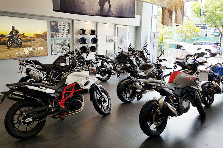 Theo một số chuyên gia cho biết, đây được xem là động thái giảm giá môtô đầu tiên của BMW Motorrad Việt Nam nhằm thăm dò thị trường sau khi Honda Việt Nam ra mắt 9 mẫu xe môtô phân khối lớn và chính thức khai trương showroom xe môtô đầu tiên của mình tại TP HCM.