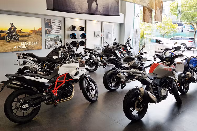 Theo một số chuyên gia cho biết, đây được xem là động thái giảm giá môtô đầu tiên của BMW Motorrad Việt Nam nhằm thăm dò thị trường sau khi Honda Việt Nam ra mắt 9 mẫu xe môtô phân khối lớn và chính thức khai trương showroom xe môtô đầu tiên của mình tại TP HCM.