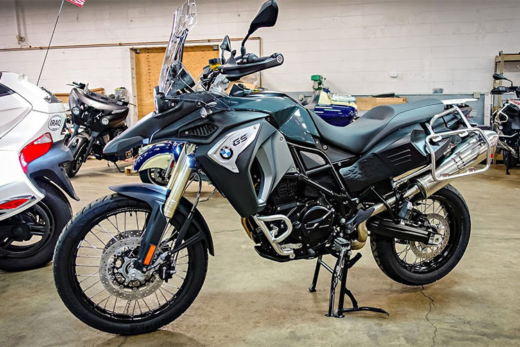 Mẫu xe môtô BMW F800GS sở hữu khối động cơ 798cc, sản sinh công suất cực đại 85 hp tại vòng tua 7.500. Thuộc dòng Adventure, F800GS sở hữu ngoại hình khá giống với R1200GS, chuyên trị các loại địa hình như đất đá, sình lầy, băng rừng lội suối v.v… Xe đang được niêm yết chính hãng với mức giá 349 triệu đồng (giảm 10 triệu khuyến mãi).